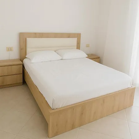 Bright Two-bedroom With Balcony *