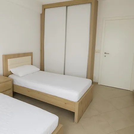 Bright Two-bedroom With Balcony Lejlighed