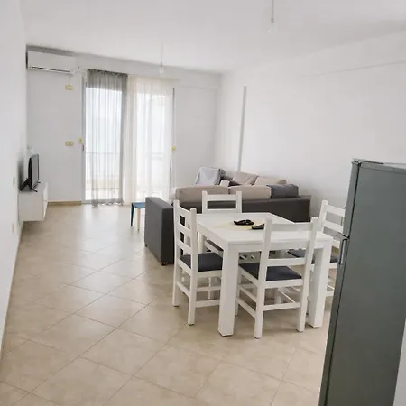 Bright Two-bedroom With Balcony Appartamento *