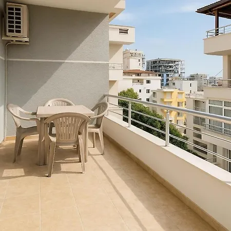Bright Two-bedroom With Balcony Appartamento