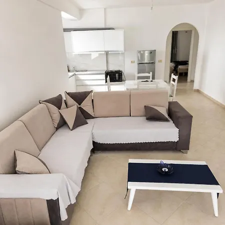Bright Two-bedroom With Balcony Appartamento